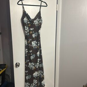 Woman’s long floral spaghetti strap dress from Atnlewhi. In Brown size L.